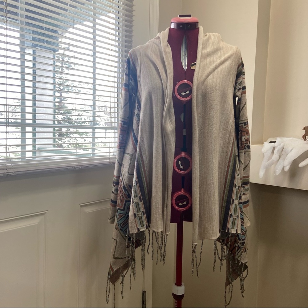 Billabong women beige cotton blend Aztec print fringe hem cardigan. Size S. Used